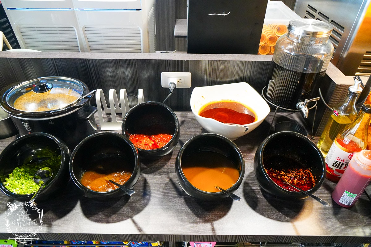 台南24小時火鍋推薦[九鼎鍋台南大同店]現切肉片居然能涮出鮮美牛肉湯？起司泡麵煮起來超銷魂～