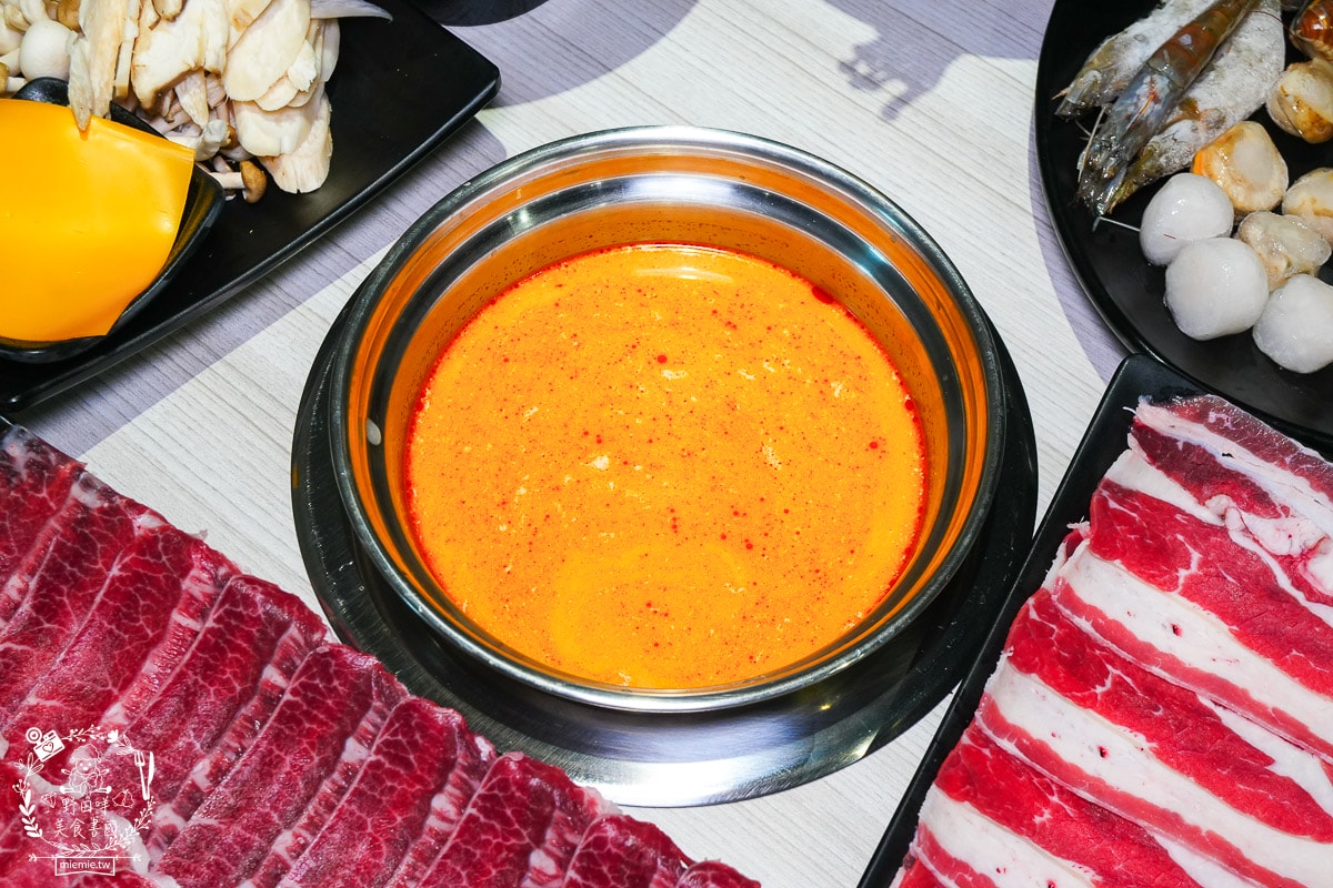 台南24小時火鍋推薦[九鼎鍋台南大同店]現切肉片居然能涮出鮮美牛肉湯？起司泡麵煮起來超銷魂～