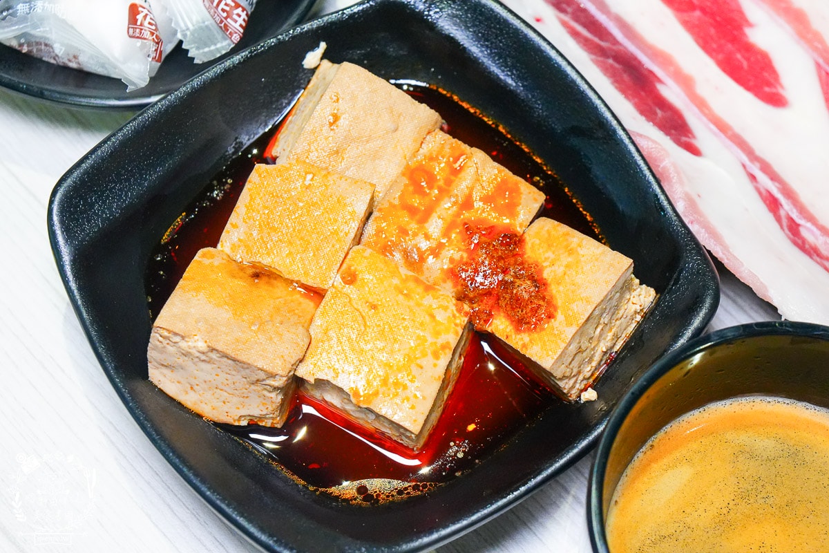 台南24小時火鍋推薦[九鼎鍋台南大同店]現切肉片居然能涮出鮮美牛肉湯？起司泡麵煮起來超銷魂～