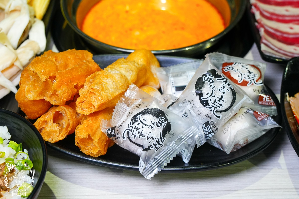 台南24小時火鍋推薦[九鼎鍋台南大同店]現切肉片居然能涮出鮮美牛肉湯？起司泡麵煮起來超銷魂～