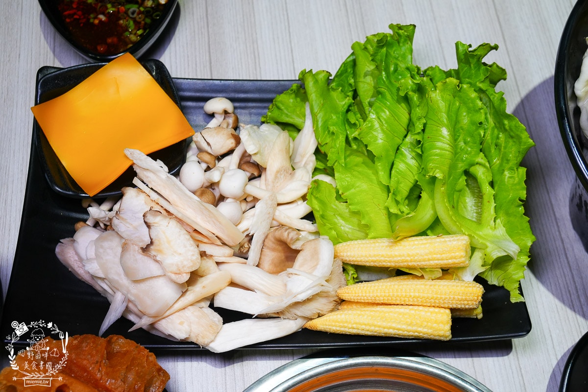 台南24小時火鍋推薦[九鼎鍋台南大同店]現切肉片居然能涮出鮮美牛肉湯？起司泡麵煮起來超銷魂～