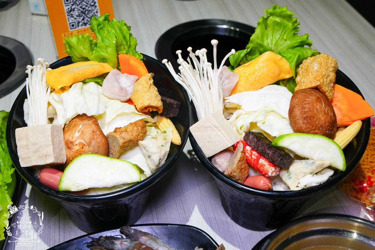 台南24小時火鍋推薦[九鼎鍋台南大同店]現切肉片居然能涮出鮮美牛肉湯？起司泡麵煮起來超銷魂～