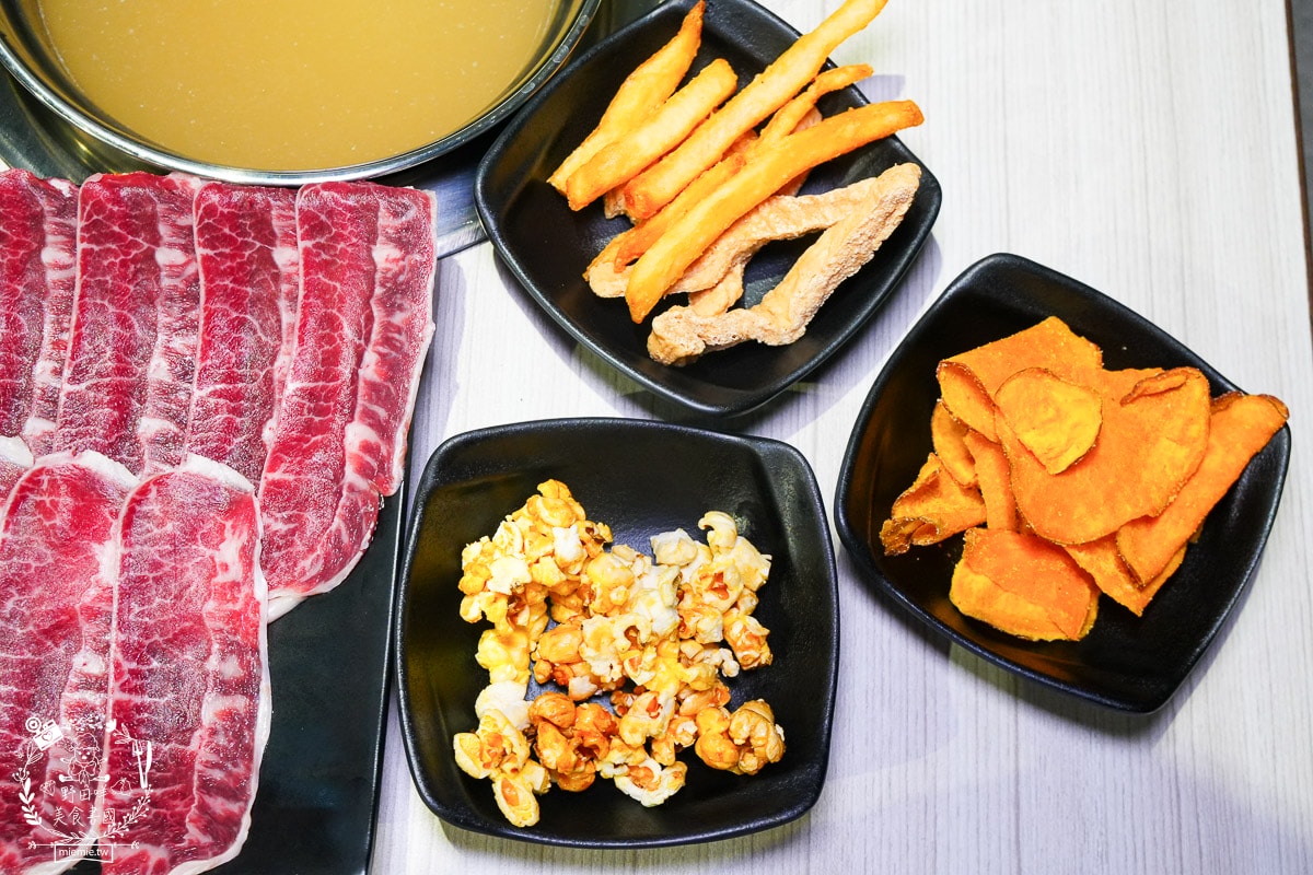 台南24小時火鍋推薦[九鼎鍋台南大同店]現切肉片居然能涮出鮮美牛肉湯？起司泡麵煮起來超銷魂～