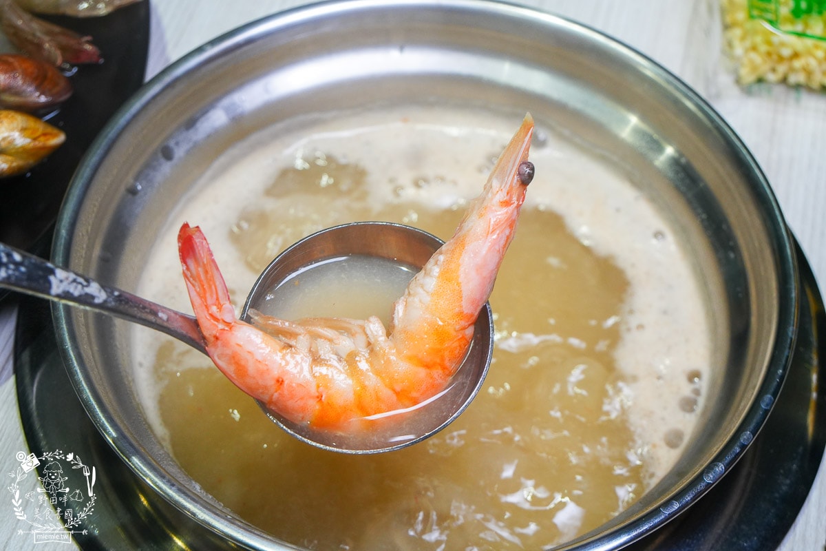 台南24小時火鍋推薦[九鼎鍋台南大同店]現切肉片居然能涮出鮮美牛肉湯？起司泡麵煮起來超銷魂～