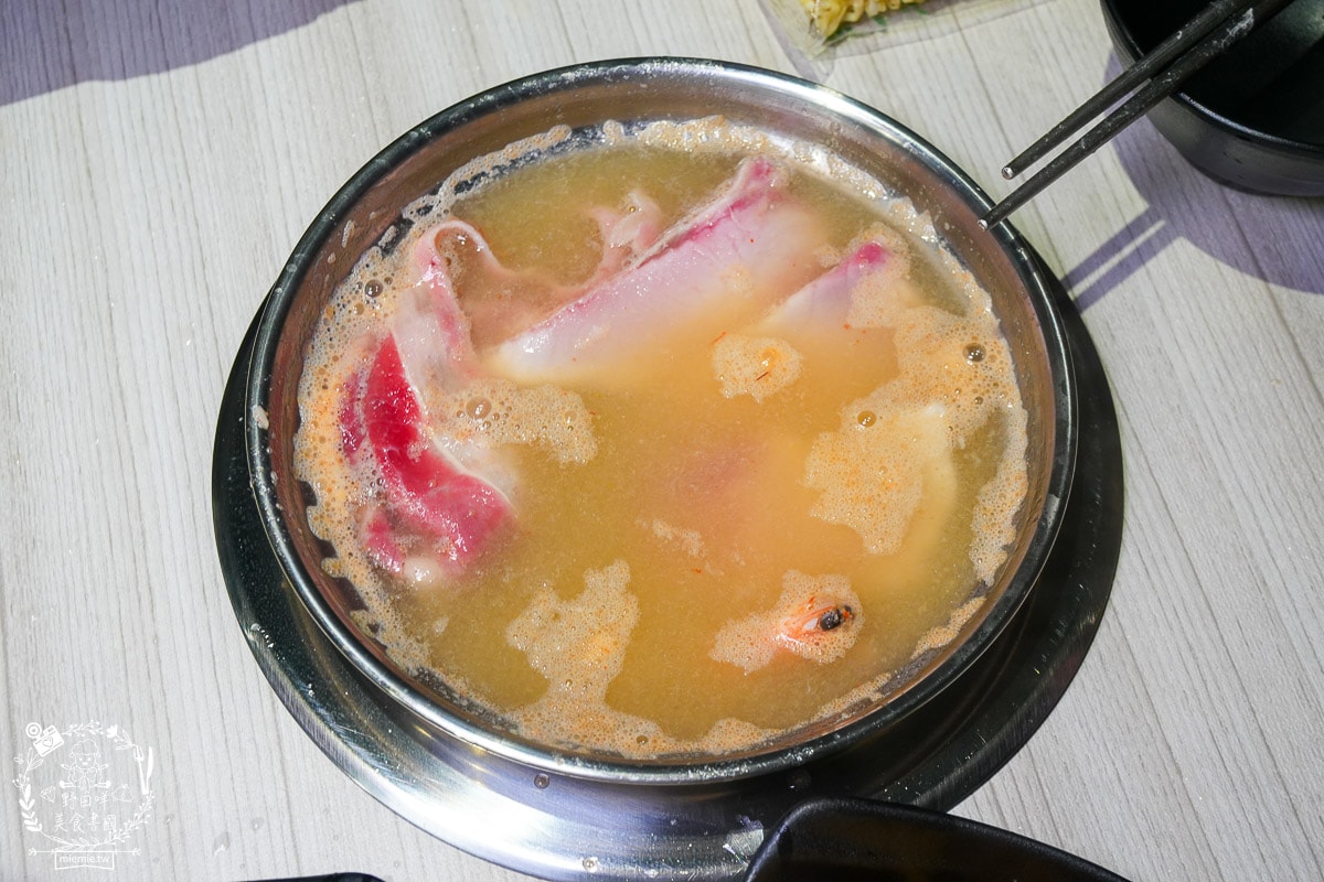 台南24小時火鍋推薦[九鼎鍋台南大同店]現切肉片居然能涮出鮮美牛肉湯？起司泡麵煮起來超銷魂～