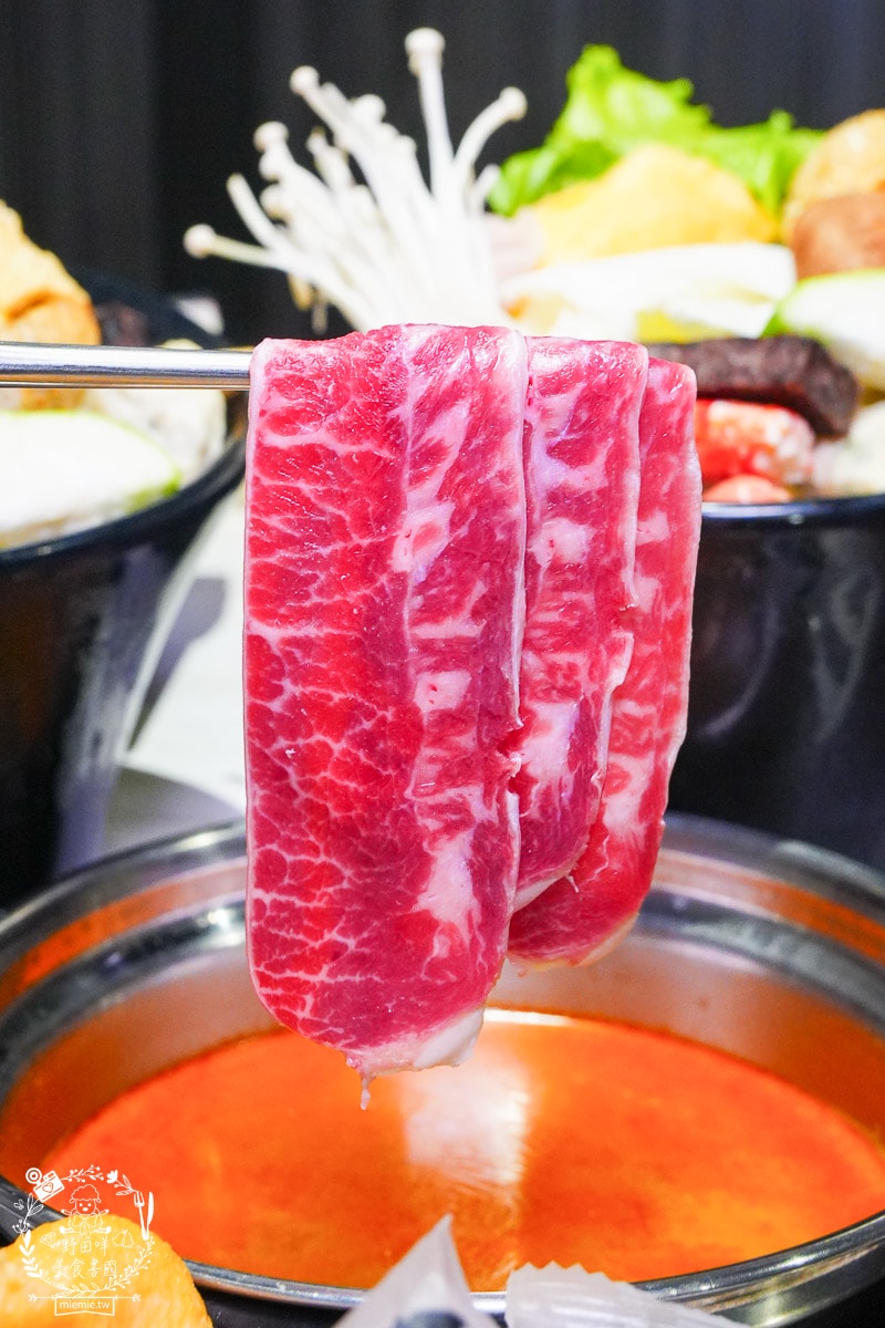 台南24小時火鍋推薦[九鼎鍋台南大同店]現切肉片居然能涮出鮮美牛肉湯？起司泡麵煮起來超銷魂～