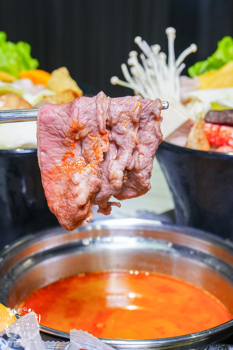台南24小時火鍋推薦[九鼎鍋台南大同店]現切肉片居然能涮出鮮美牛肉湯？起司泡麵煮起來超銷魂～