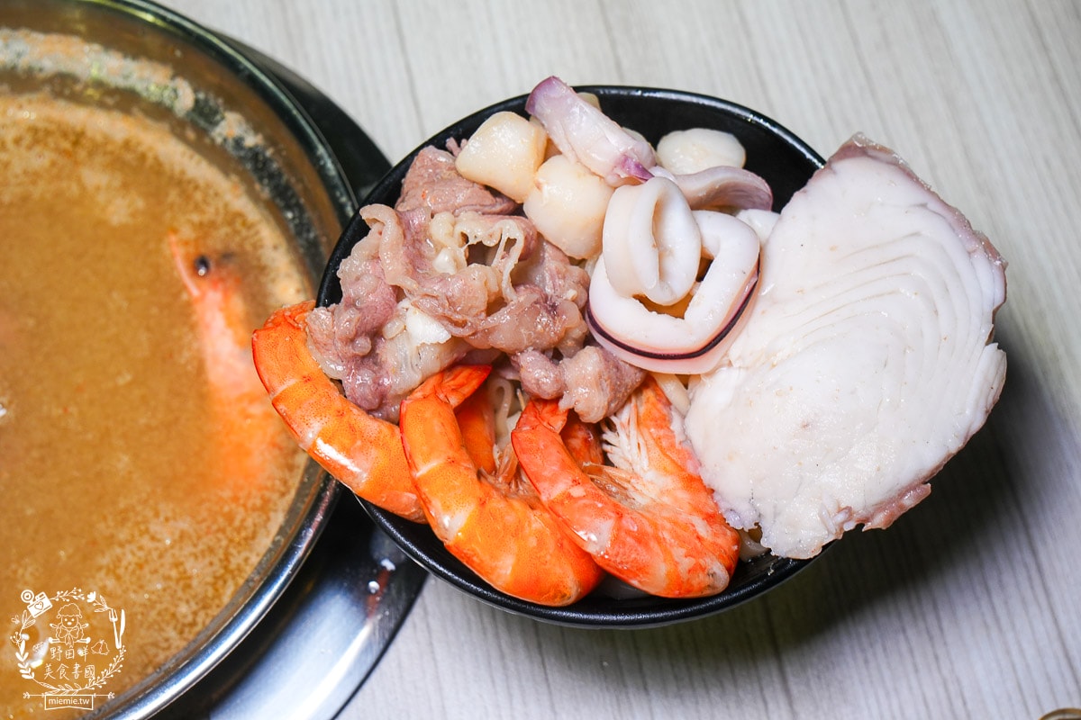 台南24小時火鍋推薦[九鼎鍋台南大同店]現切肉片居然能涮出鮮美牛肉湯？起司泡麵煮起來超銷魂～