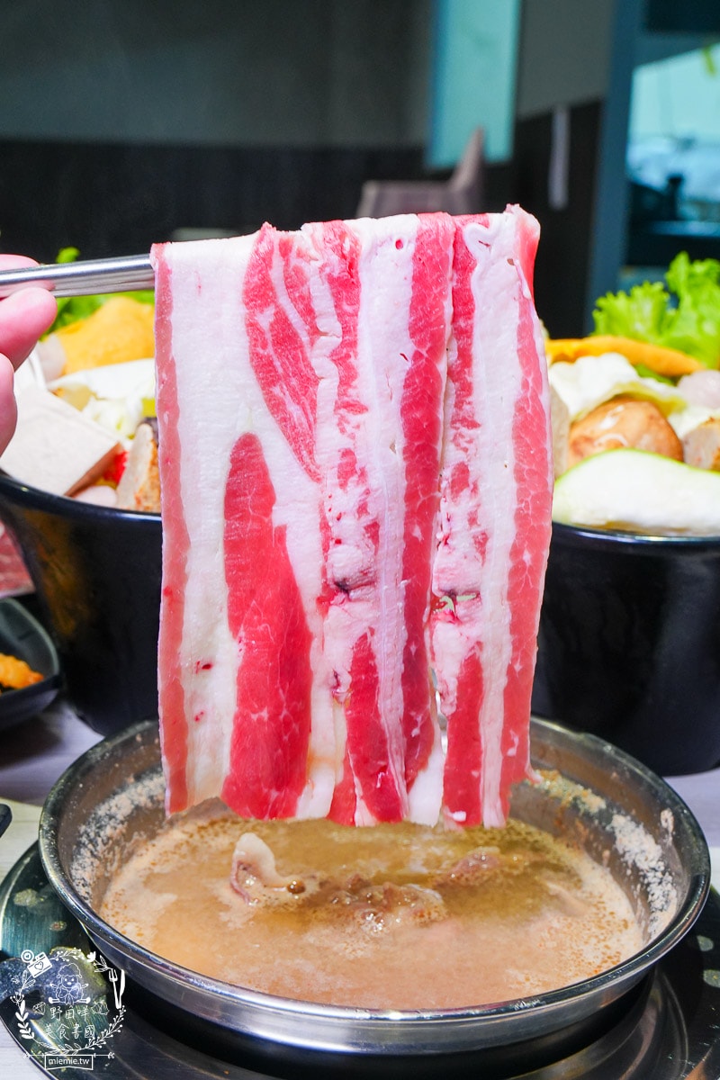 台南24小時火鍋推薦[九鼎鍋台南大同店]現切肉片居然能涮出鮮美牛肉湯？起司泡麵煮起來超銷魂～