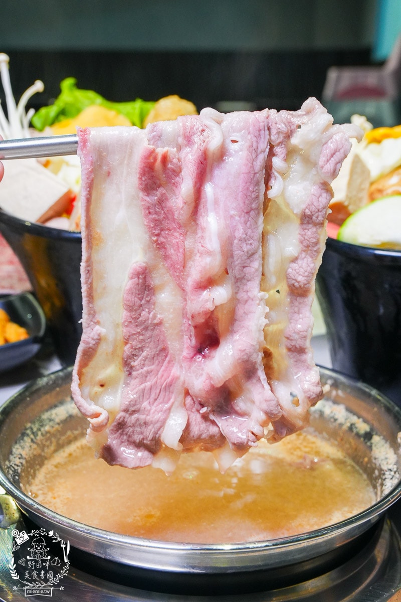 台南24小時火鍋推薦[九鼎鍋台南大同店]現切肉片居然能涮出鮮美牛肉湯？起司泡麵煮起來超銷魂～