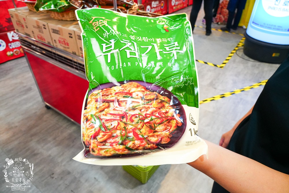 大遠百韓國展9/5~9/17的韓流魅力特賣會場！現場販售超多人氣韓國食品居然可以免費試吃試喝？！