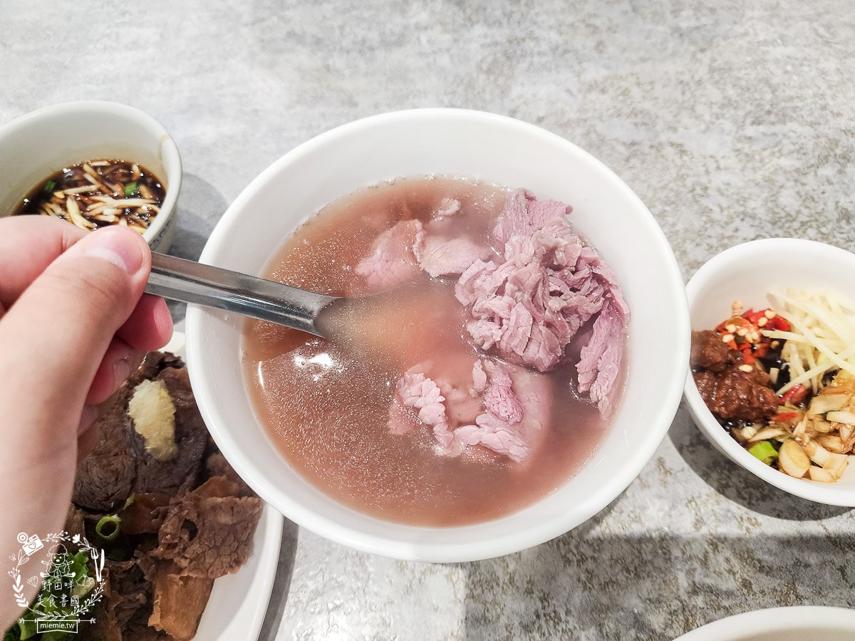 文章牛肉湯|台南未營業就開始排隊的人氣牛肉湯！買牛腩湯送牛肉燥飯！台南必吃牛肉湯！
