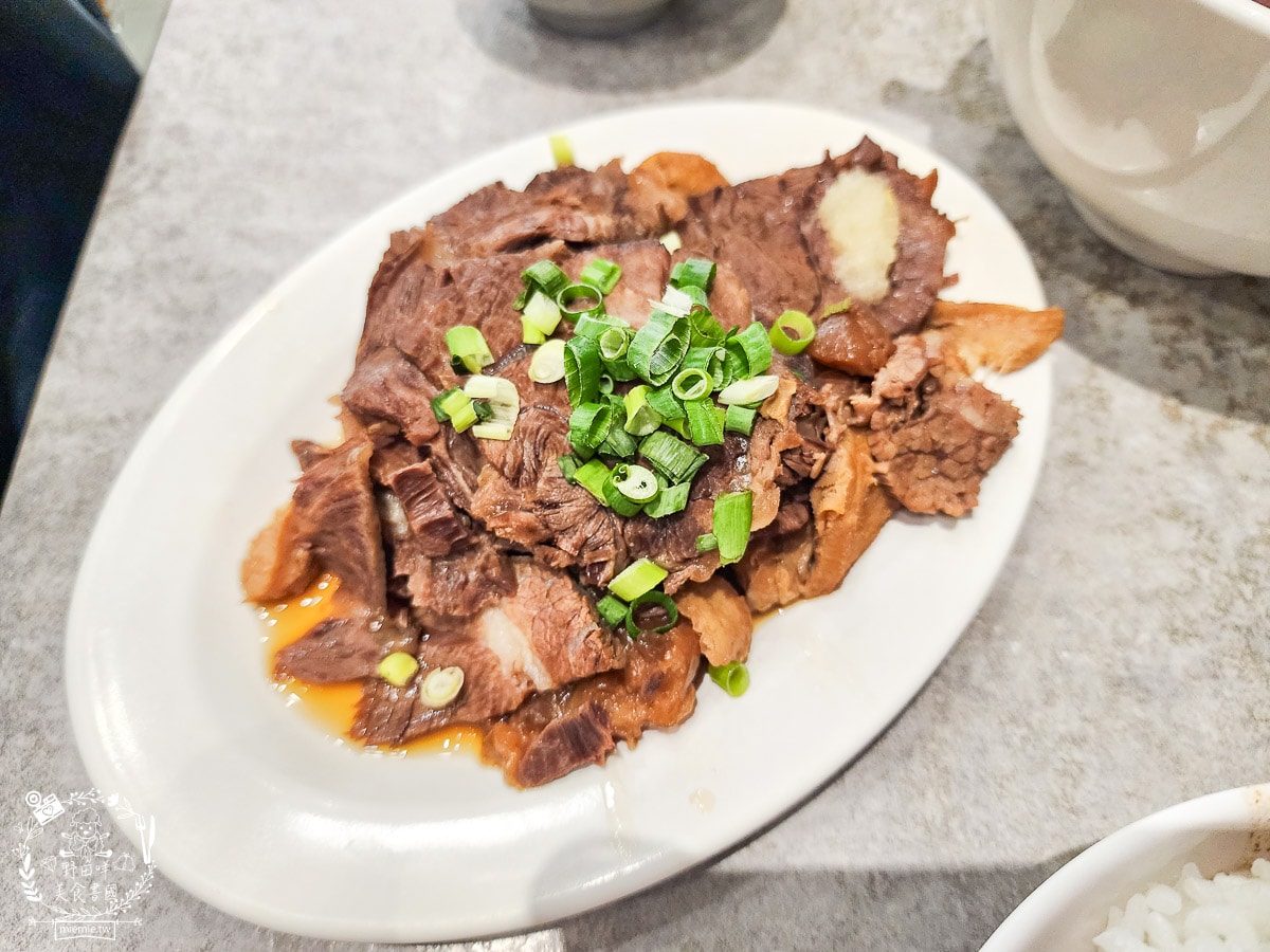 文章牛肉湯|台南未營業就開始排隊的人氣牛肉湯！買牛腩湯送牛肉燥飯！台南必吃牛肉湯！