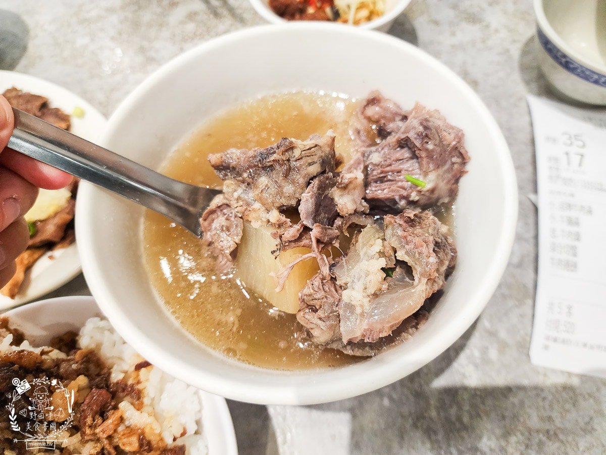 文章牛肉湯|台南未營業就開始排隊的人氣牛肉湯！買牛腩湯送牛肉燥飯！台南必吃牛肉湯！
