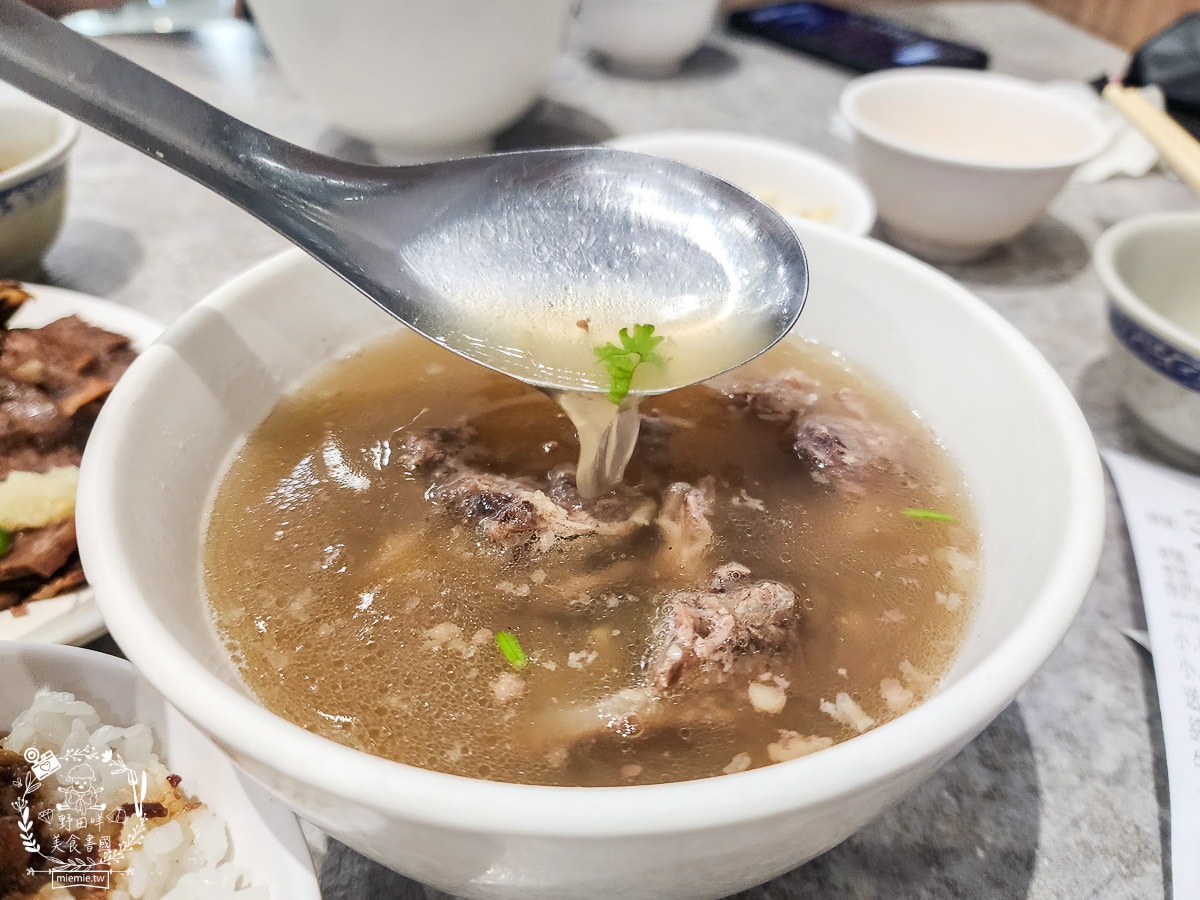 文章牛肉湯|台南未營業就開始排隊的人氣牛肉湯！買牛腩湯送牛肉燥飯！台南必吃牛肉湯！