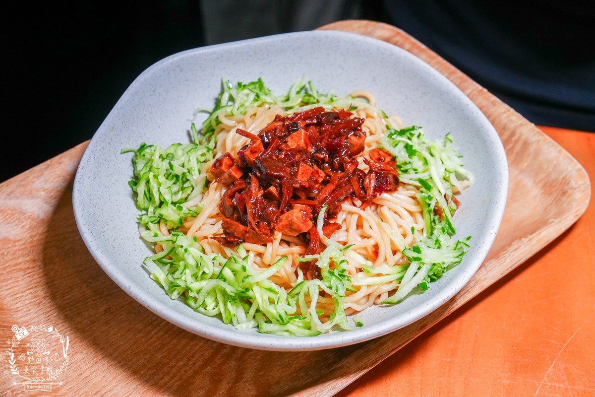 時蒔蔬食麵館|河堤商圈超夢幻的蔬食料理！炸醬麵超香濃，搭配套餐很超值～