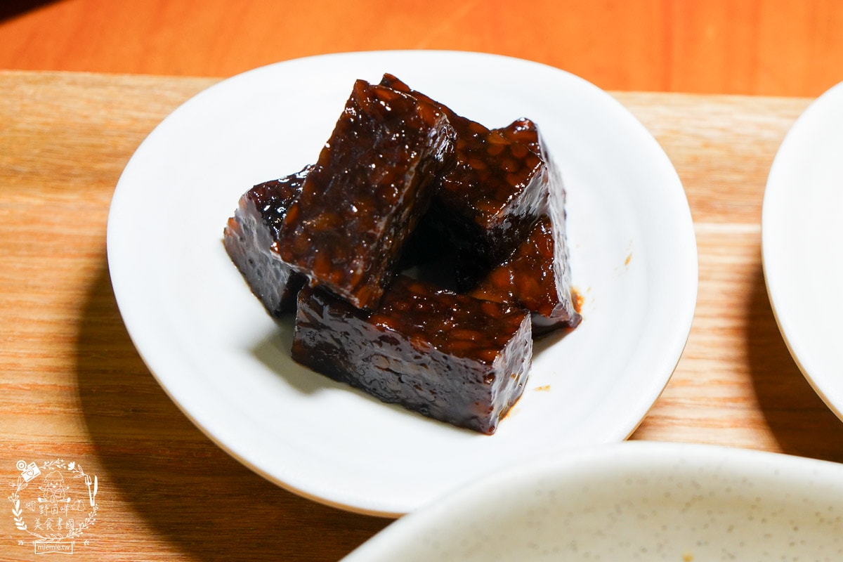 時蒔蔬食麵館|河堤商圈超夢幻的蔬食料理！炸醬麵超香濃，搭配套餐很超值～