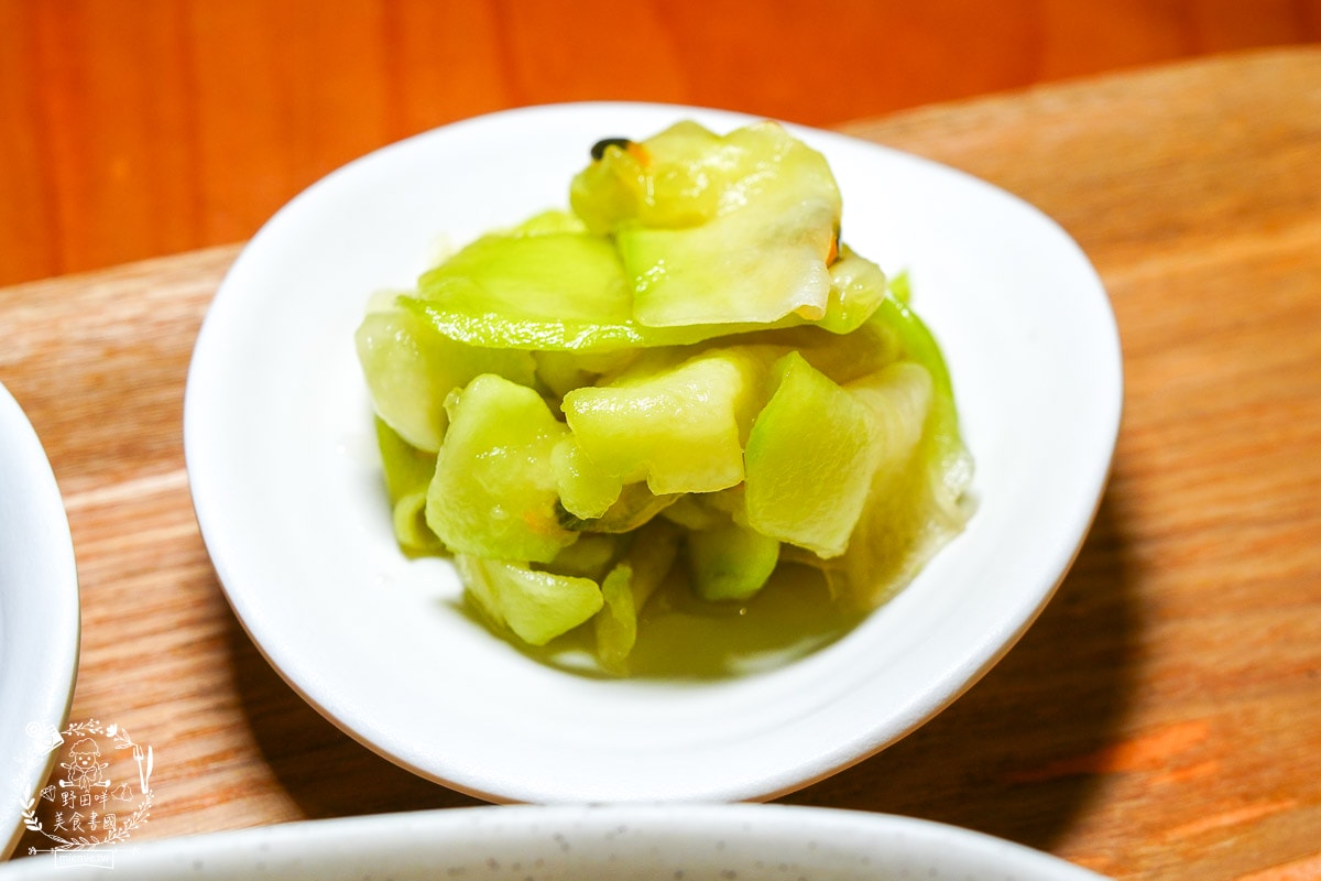 時蒔蔬食麵館|河堤商圈超夢幻的蔬食料理！炸醬麵超香濃，搭配套餐很超值～
