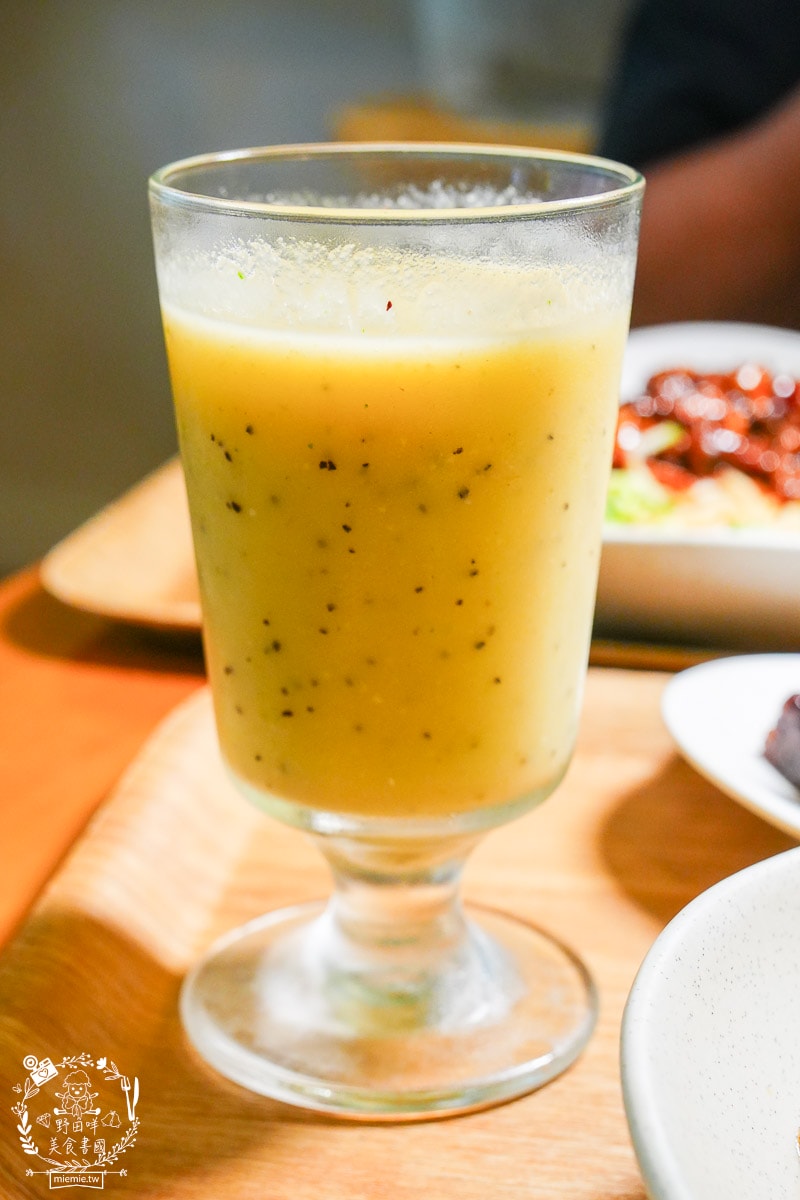 時蒔蔬食麵館|河堤商圈超夢幻的蔬食料理！炸醬麵超香濃，搭配套餐很超值～