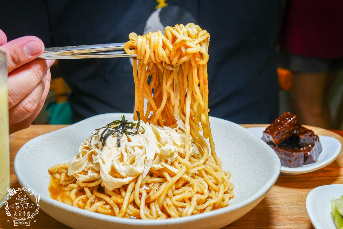 時蒔蔬食麵館|河堤商圈超夢幻的蔬食料理！炸醬麵超香濃，搭配套餐很超值～