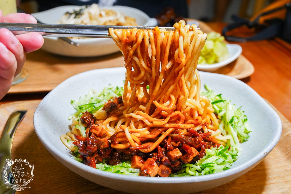 時蒔蔬食麵館|河堤商圈超夢幻的蔬食料理！炸醬麵超香濃，搭配套餐很超值～