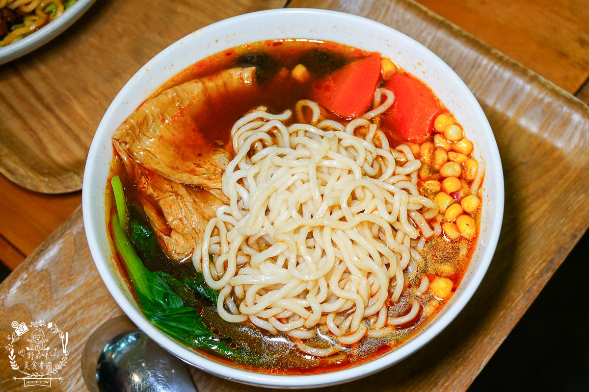 時蒔蔬食麵館|河堤商圈超夢幻的蔬食料理！炸醬麵超香濃，搭配套餐很超值～