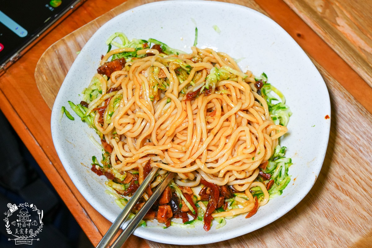 時蒔蔬食麵館|河堤商圈超夢幻的蔬食料理！炸醬麵超香濃，搭配套餐很超值～