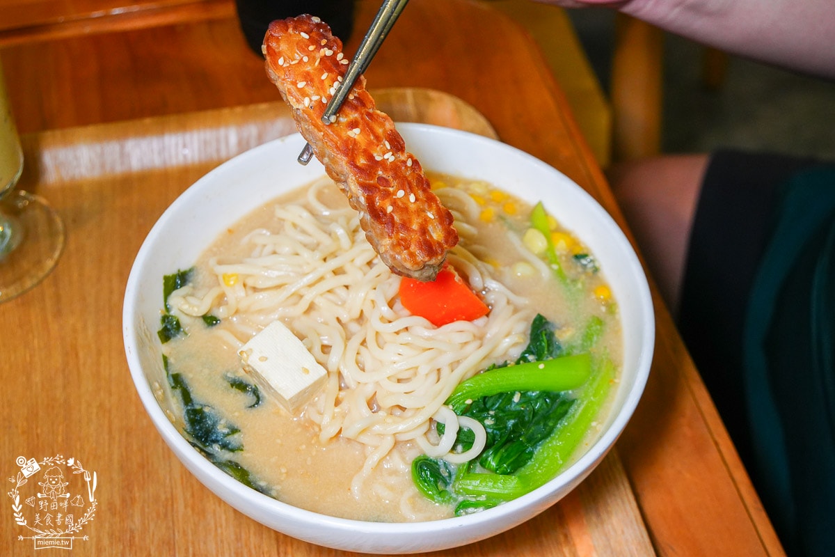 時蒔蔬食麵館|河堤商圈超夢幻的蔬食料理！炸醬麵超香濃，搭配套餐很超值～