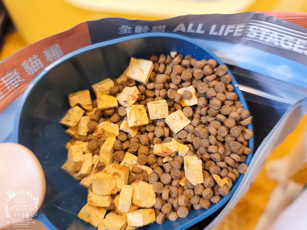 Petlife評價[晶饌纖蔬肉糧]超多凍乾+乾糧的低敏優穀貓糧！十億級食安中心檢驗把關的好飼料