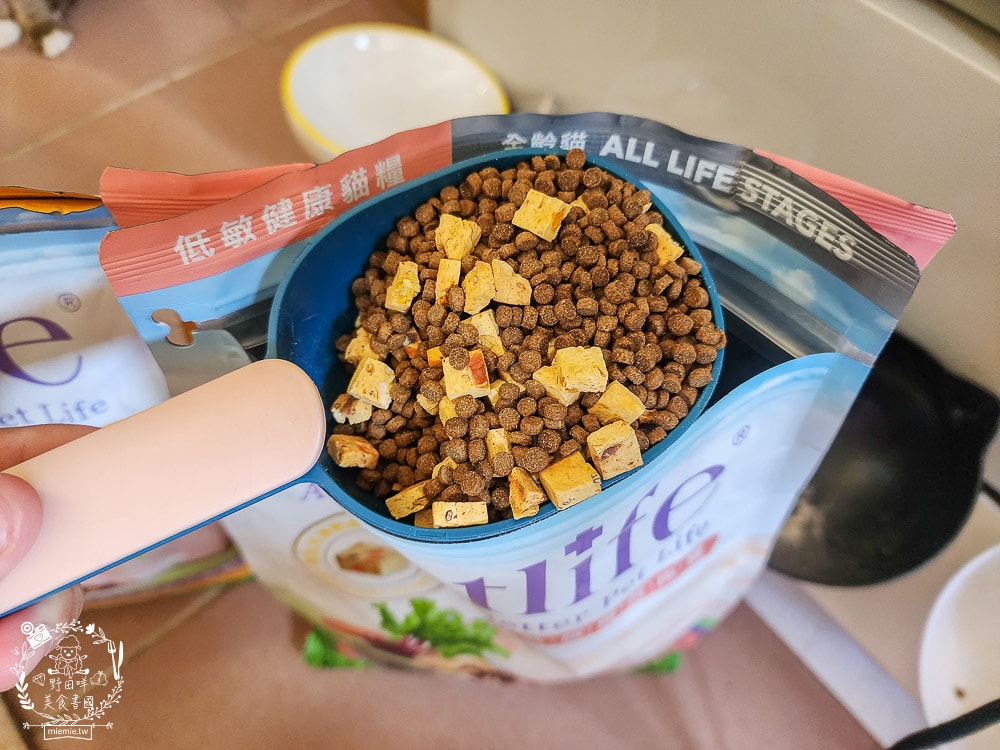 Petlife評價[晶饌纖蔬肉糧]超多凍乾+乾糧的低敏優穀貓糧！十億級食安中心檢驗把關的好飼料