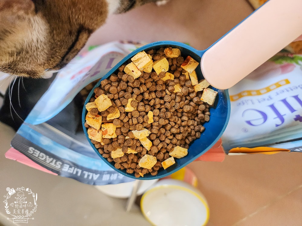 Petlife評價[晶饌纖蔬肉糧]超多凍乾+乾糧的低敏優穀貓糧！十億級食安中心檢驗把關的好飼料