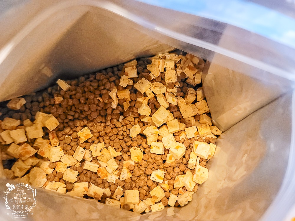 Petlife評價[晶饌纖蔬肉糧]超多凍乾+乾糧的低敏優穀貓糧！十億級食安中心檢驗把關的好飼料