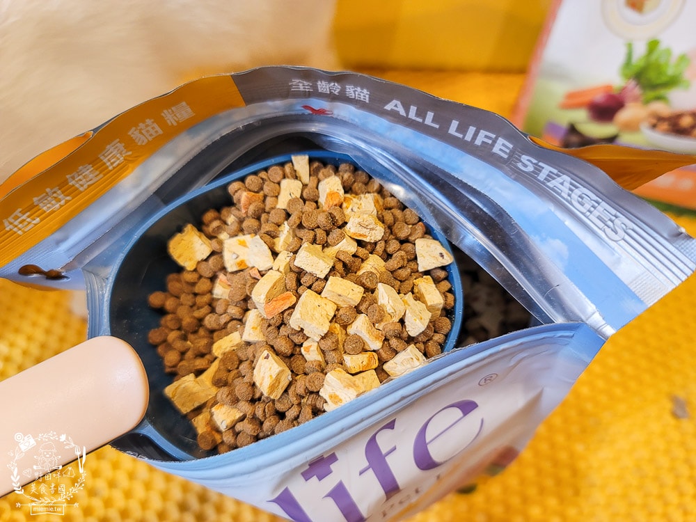 Petlife評價[晶饌纖蔬肉糧]超多凍乾+乾糧的低敏優穀貓糧！十億級食安中心檢驗把關的好飼料