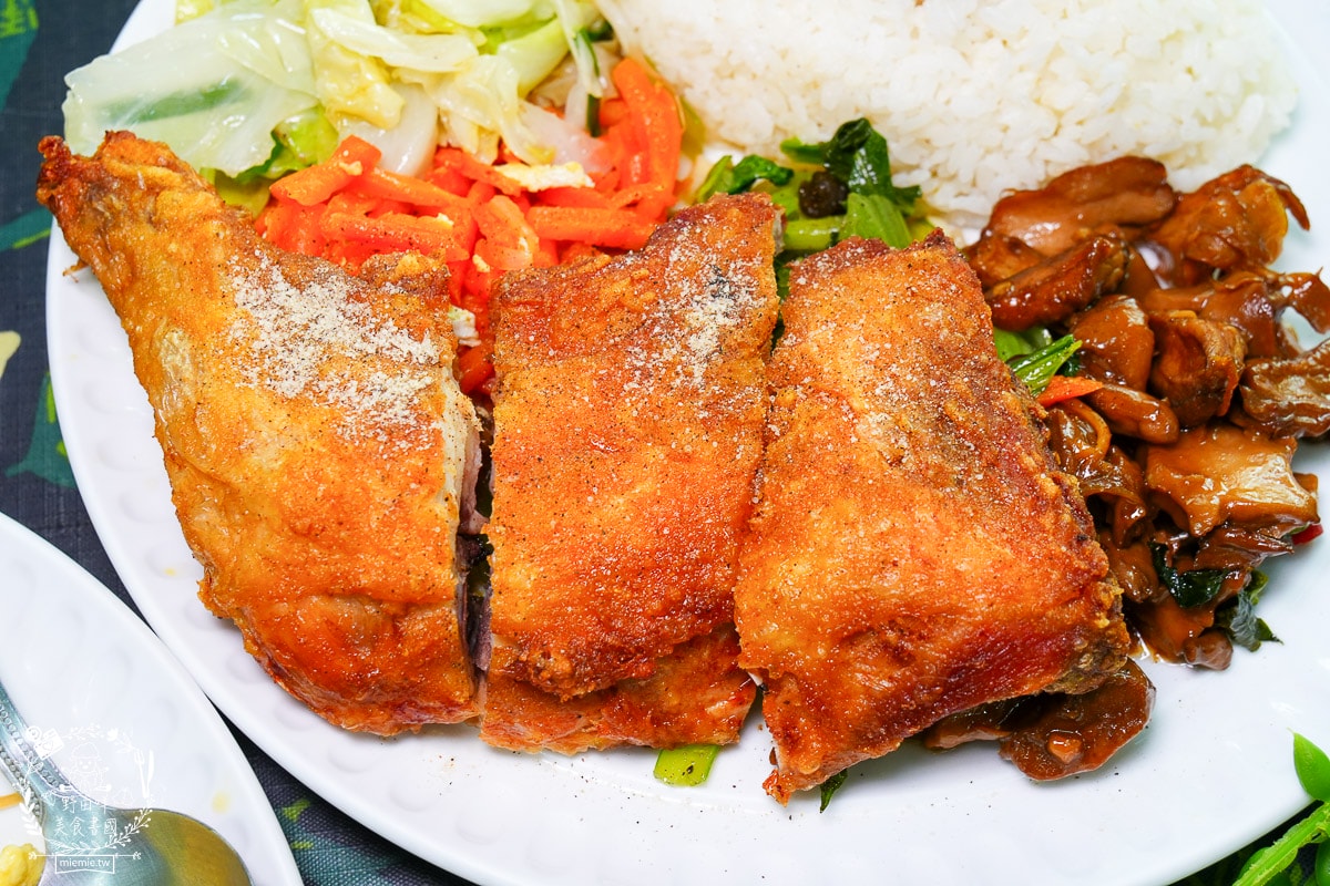 高雄便當推薦|快客利美食|少見的四菜便當店！而且份量超大超有飽足感的高雄便當！