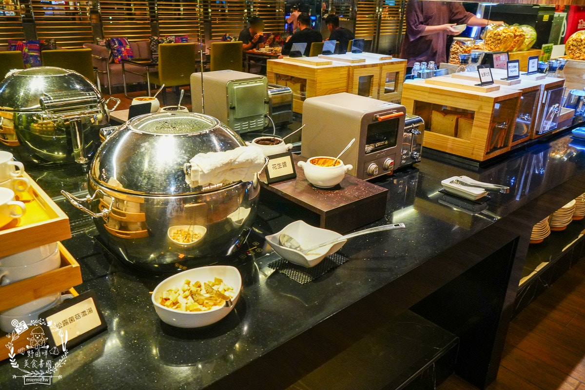 桃園住宿推薦| i hotel 電競時租旅館中壢旗艦館|24小時免費點心飲料吧+斯林百蘭名床+雙道隔音門打遊戲超過癮！