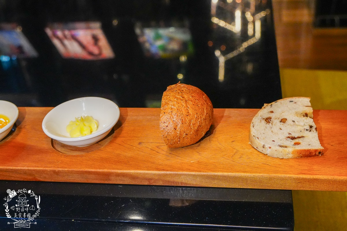 桃園住宿推薦| i hotel 電競時租旅館中壢旗艦館|24小時免費點心飲料吧+斯林百蘭名床+雙道隔音門打遊戲超過癮！