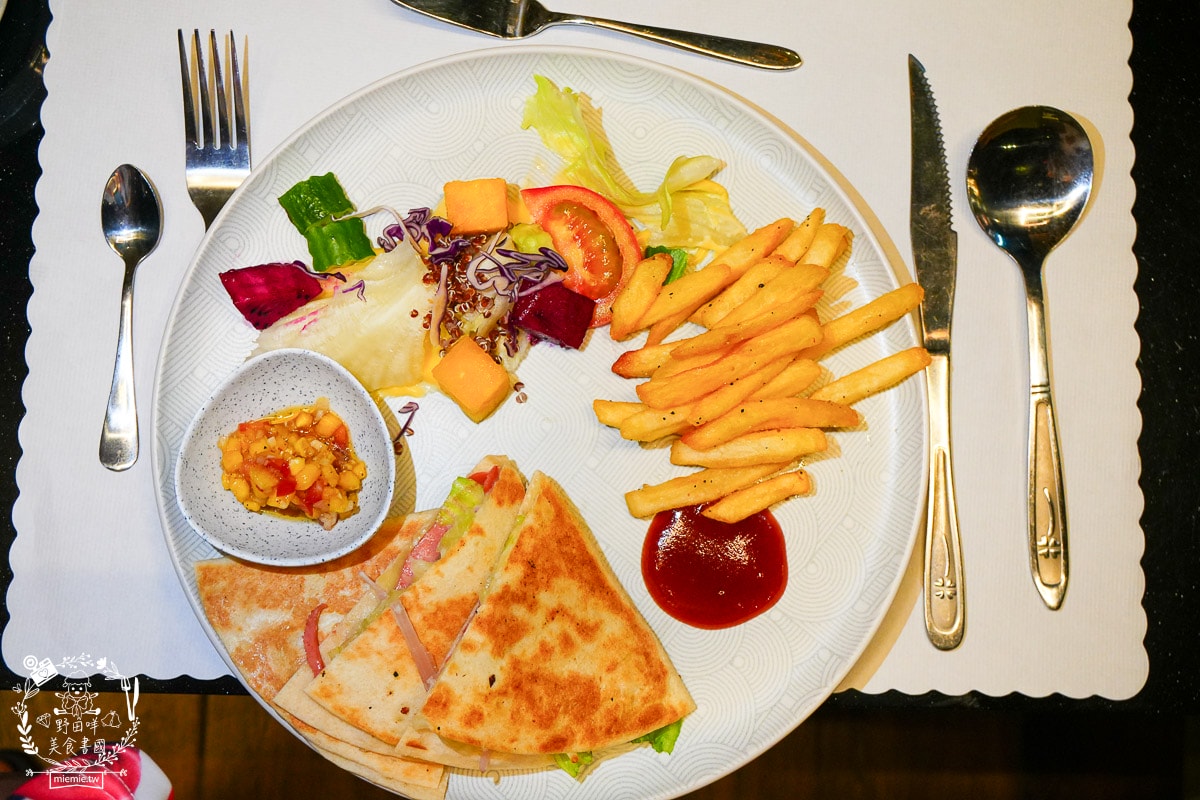 桃園住宿推薦| i hotel 電競時租旅館中壢旗艦館|24小時免費點心飲料吧+斯林百蘭名床+雙道隔音門打遊戲超過癮！