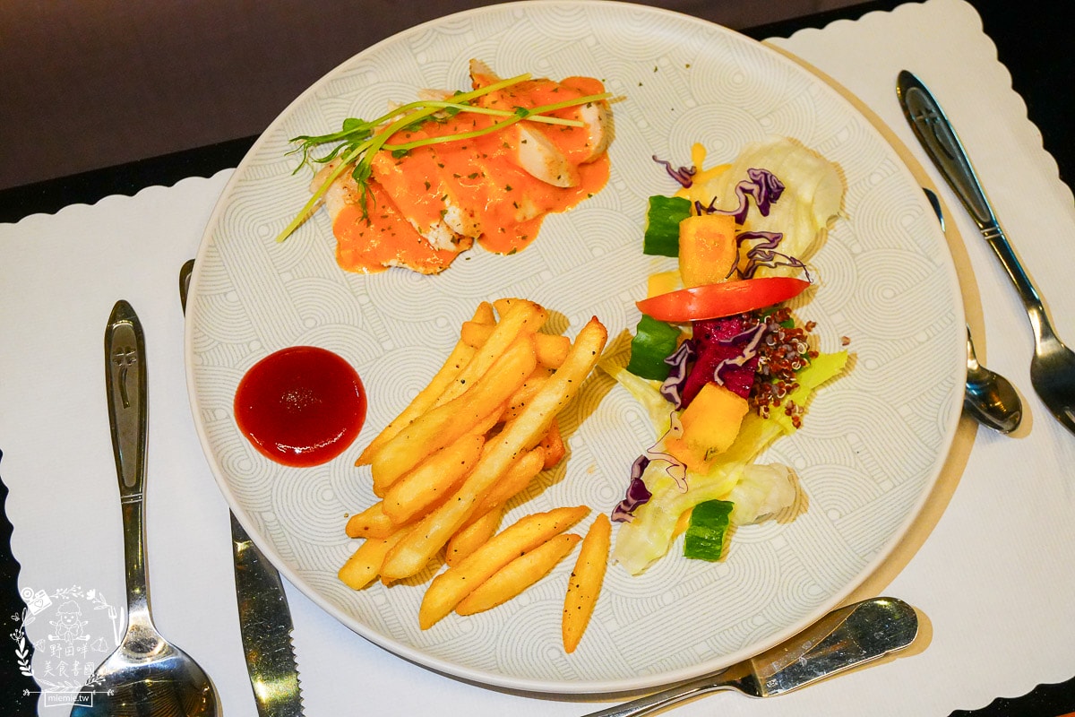 桃園住宿推薦| i hotel 電競時租旅館中壢旗艦館|24小時免費點心飲料吧+斯林百蘭名床+雙道隔音門打遊戲超過癮！