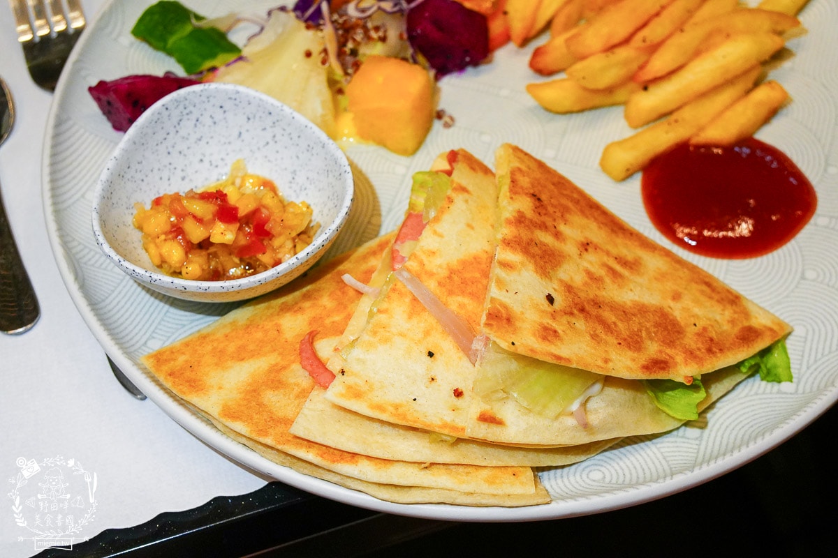 桃園住宿推薦| i hotel 電競時租旅館中壢旗艦館|24小時免費點心飲料吧+斯林百蘭名床+雙道隔音門打遊戲超過癮！