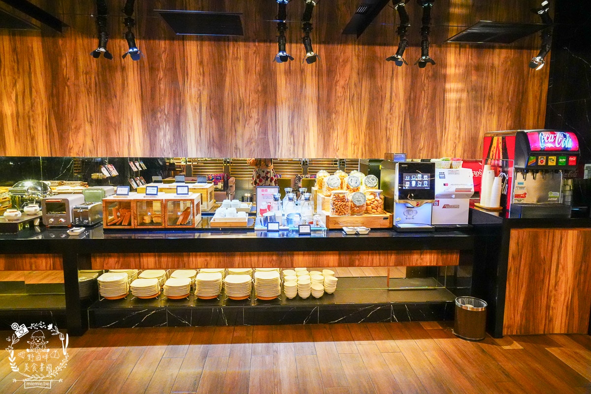 桃園住宿推薦| i hotel 電競時租旅館中壢旗艦館|24小時免費點心飲料吧+斯林百蘭名床+雙道隔音門打遊戲超過癮！