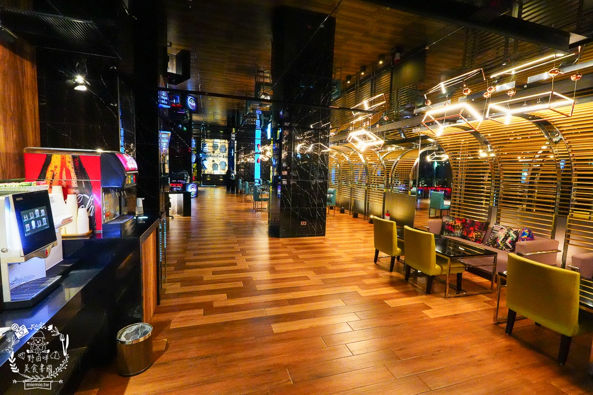 桃園住宿推薦| i hotel 電競時租旅館中壢旗艦館|24小時免費點心飲料吧+斯林百蘭名床+雙道隔音門打遊戲超過癮！