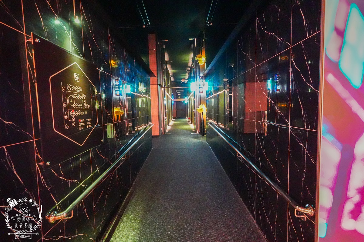 桃園住宿推薦| i hotel 電競時租旅館中壢旗艦館|24小時免費點心飲料吧+斯林百蘭名床+雙道隔音門打遊戲超過癮！