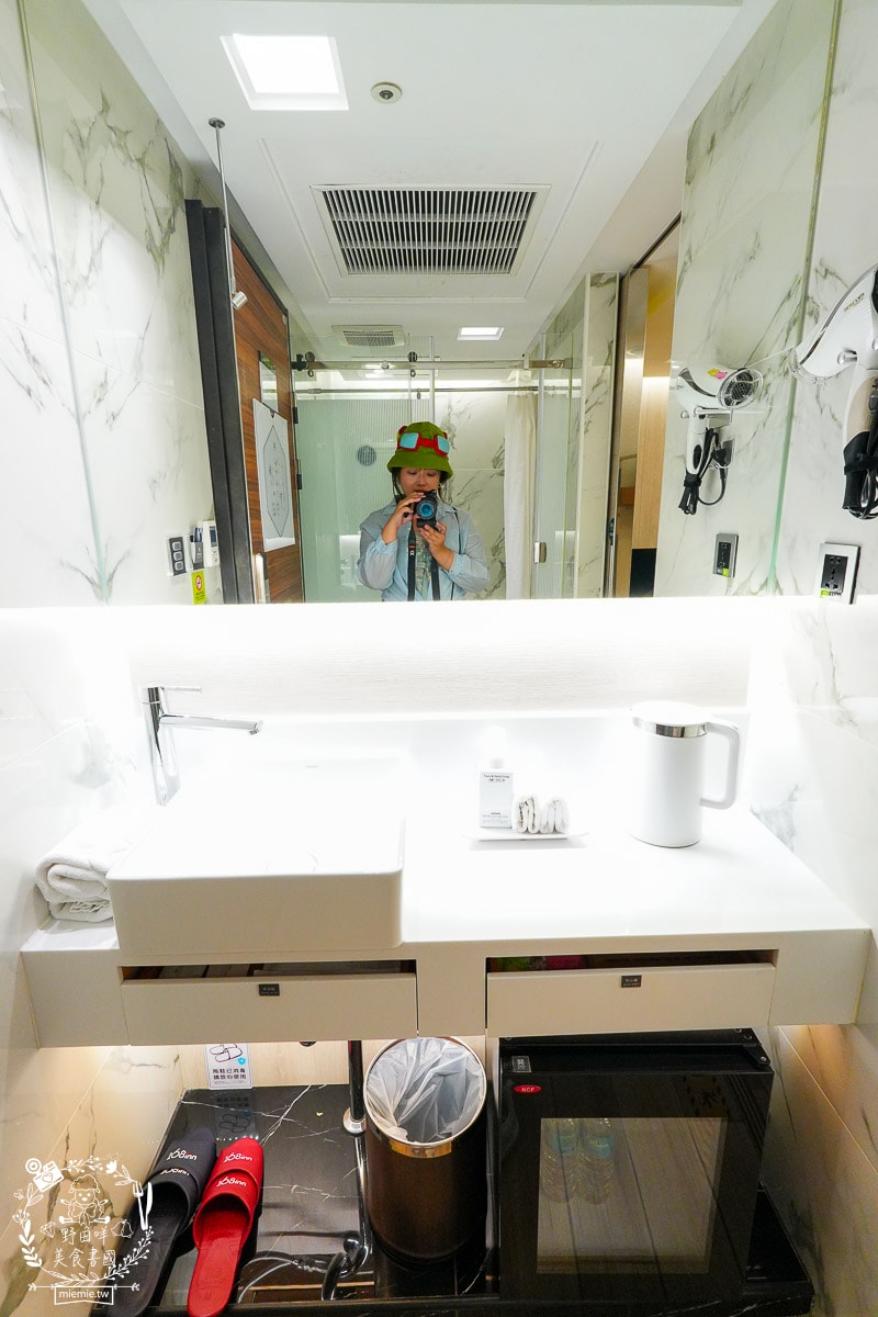 桃園住宿推薦| i hotel 電競時租旅館中壢旗艦館|24小時免費點心飲料吧+斯林百蘭名床+雙道隔音門打遊戲超過癮！