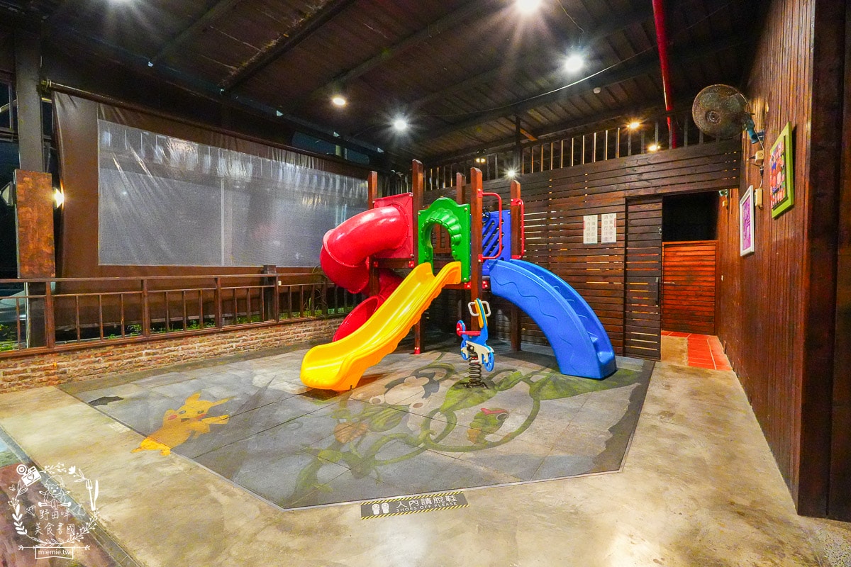 高雄泰國蝦推薦[四兩千金活蝦之家]超寬敞的庭園景觀餐廳！還有適合親子的大型溜滑梯！