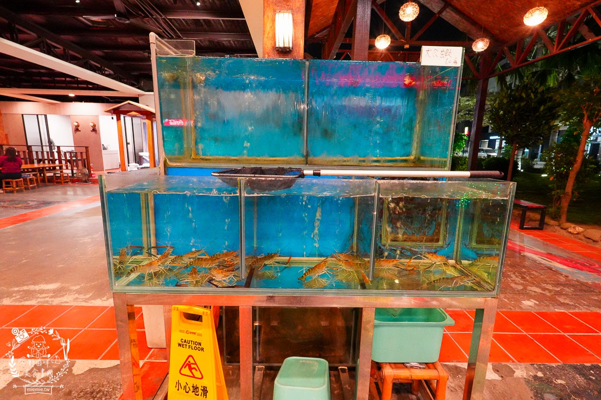高雄泰國蝦推薦[四兩千金活蝦之家]超寬敞的庭園景觀餐廳！還有適合親子的大型溜滑梯！