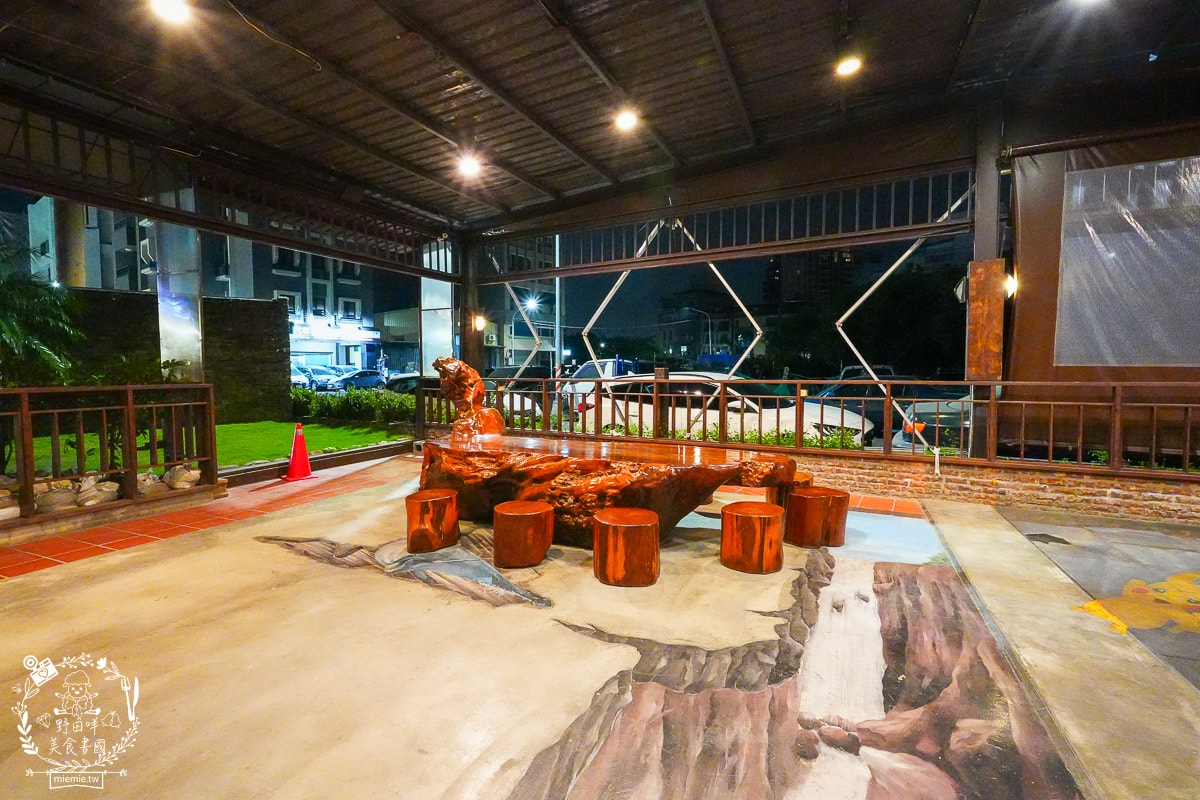 高雄泰國蝦推薦[四兩千金活蝦之家]超寬敞的庭園景觀餐廳！還有適合親子的大型溜滑梯！