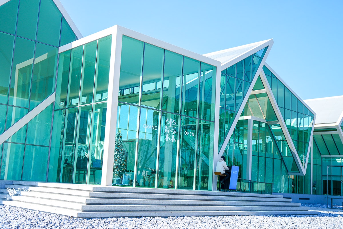 台南網美景點[坐忘林幾何館]耗資上千萬打造的網美拍照景點！賞屋抽機票還有免費咖啡！