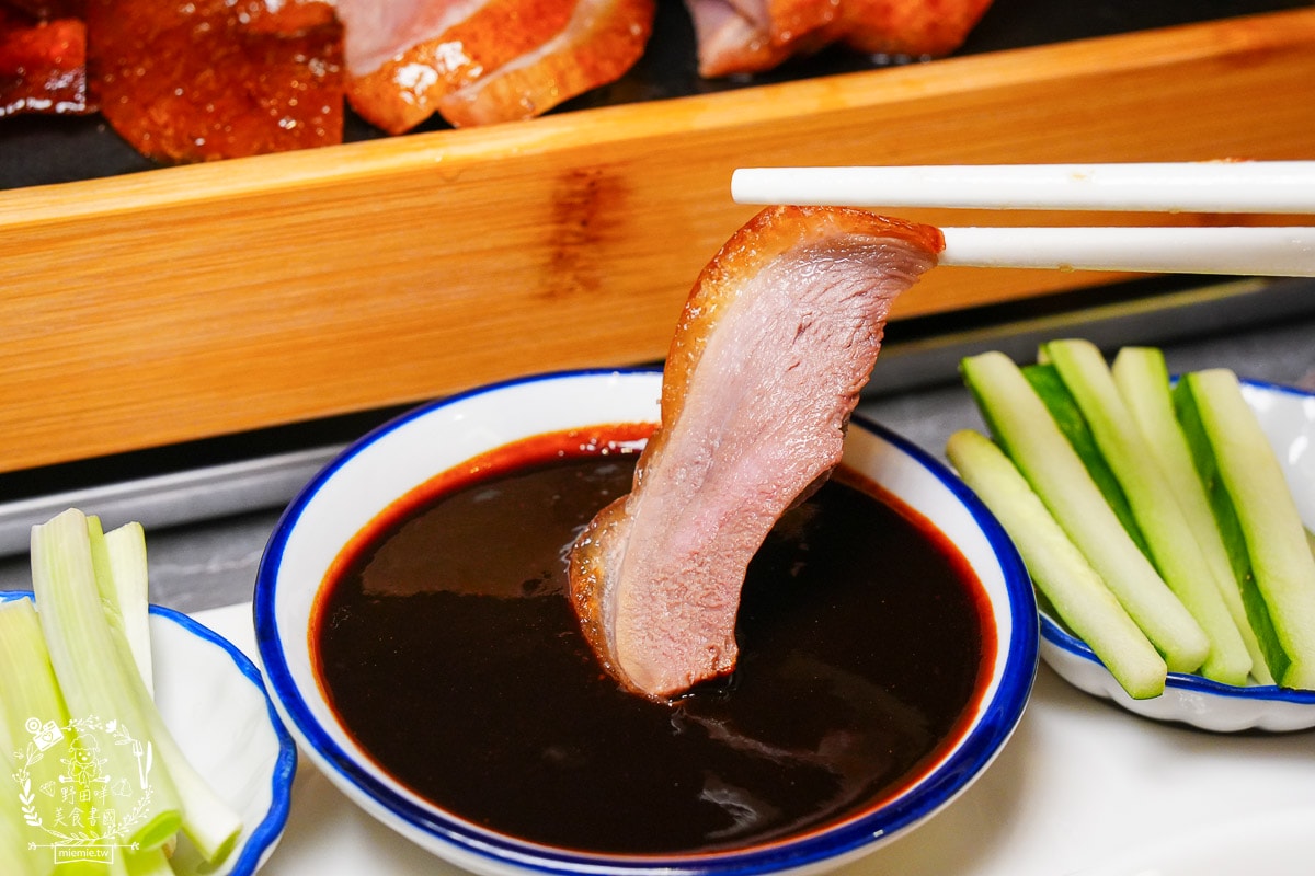 台南烤鴨推薦[墨川四川樟茶烤鴨安平店]平均一個人不到600元的冬至烤鴨大餐！金黃酥脆的烤鴨銷魂好吃！