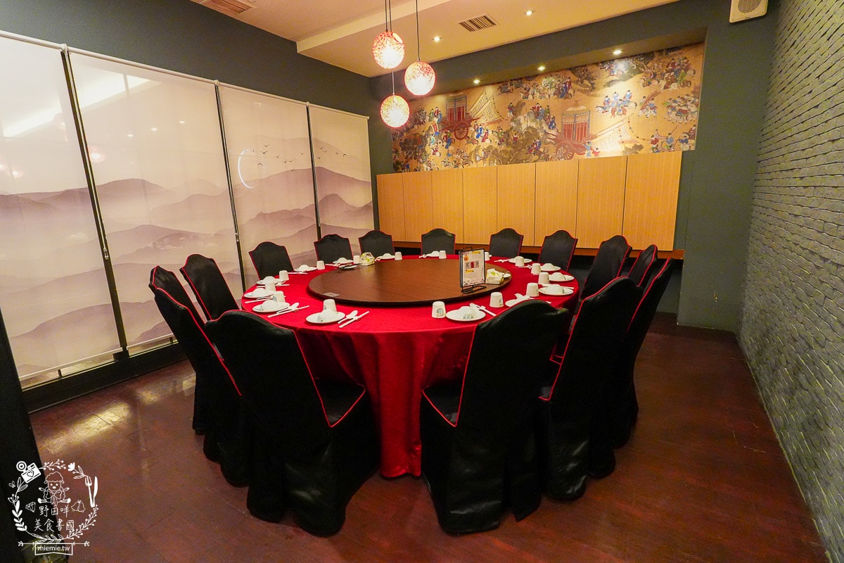 台南烤鴨推薦[墨川四川樟茶烤鴨安平店]平均一個人不到600元的冬至烤鴨大餐！金黃酥脆的烤鴨銷魂好吃！