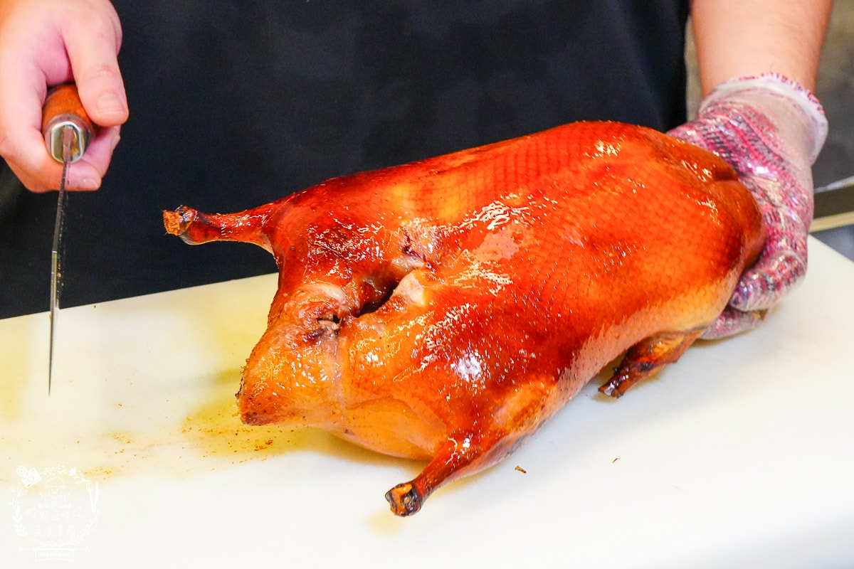 台南烤鴨推薦[墨川四川樟茶烤鴨安平店]平均一個人不到600元的冬至烤鴨大餐！金黃酥脆的烤鴨銷魂好吃！